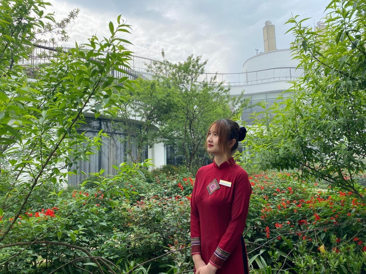 Pao'S Sapa Leisure Hotel Экстерьер фото A woman wearing a qipao