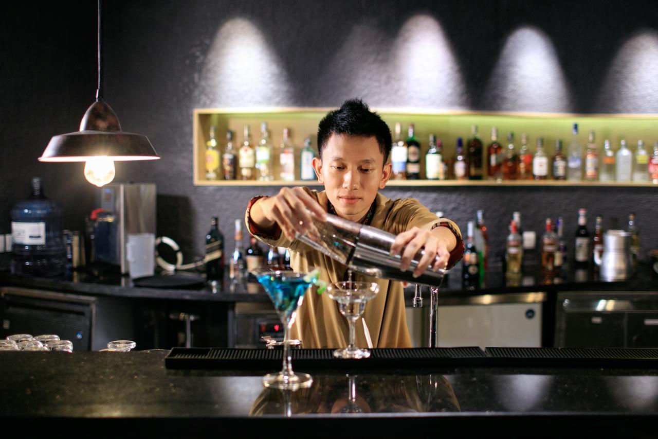 Pao'S Sapa Leisure Hotel Экстерьер фото A bartender at work